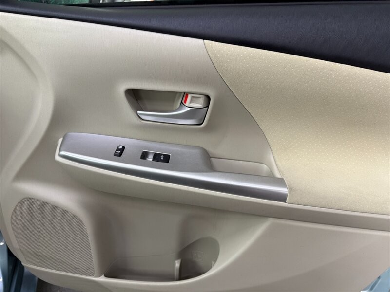 Toyota Prius v Vehicle Full-screen Gallery Image 27