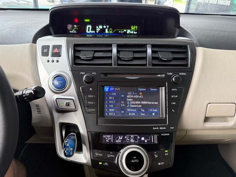 Toyota Prius v Vehicle Full-screen Gallery Image 28