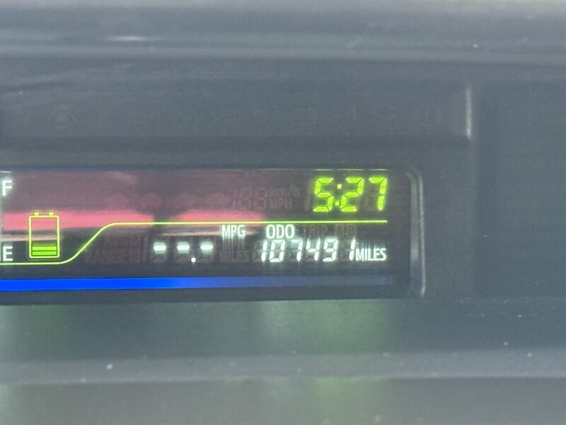 Toyota Prius v Vehicle Full-screen Gallery Image 29