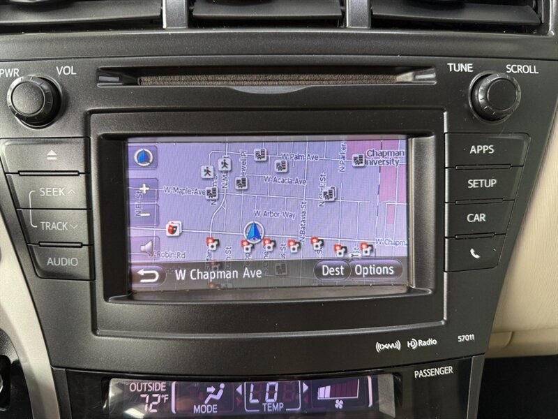 Toyota Prius v Vehicle Full-screen Gallery Image 30