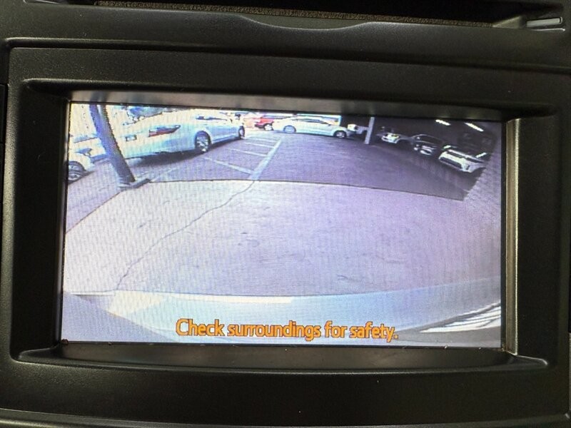 Toyota Prius v Vehicle Full-screen Gallery Image 31