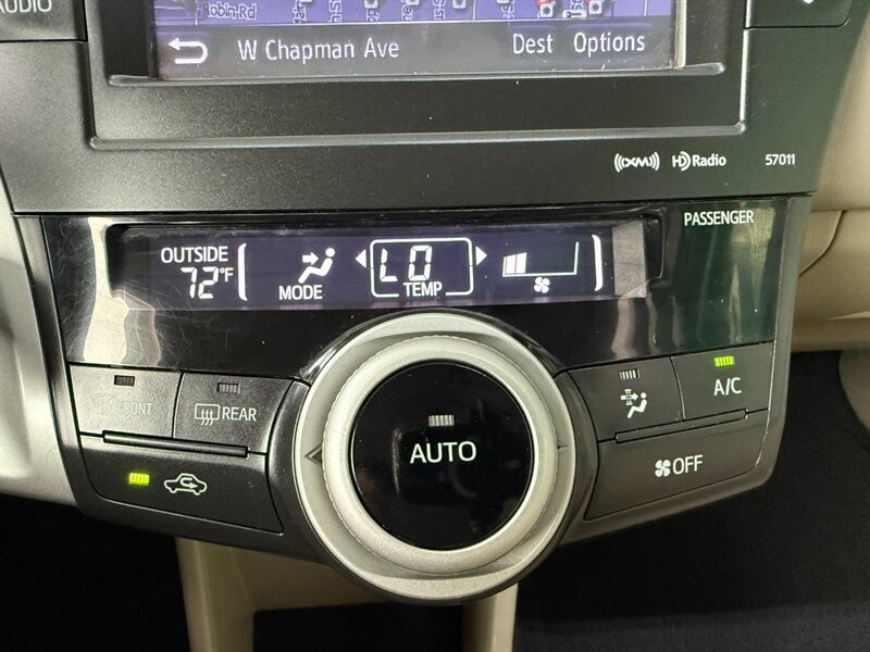 Toyota Prius v Vehicle Full-screen Gallery Image 32