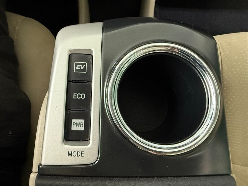 Toyota Prius v Vehicle Full-screen Gallery Image 33