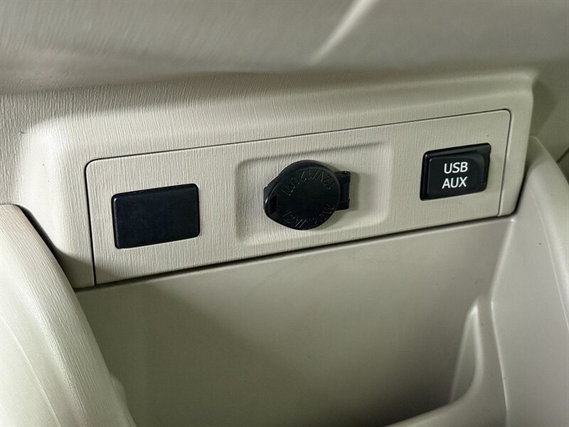 Toyota Prius v Vehicle Full-screen Gallery Image 34