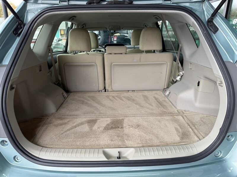 Toyota Prius v Vehicle Full-screen Gallery Image 35