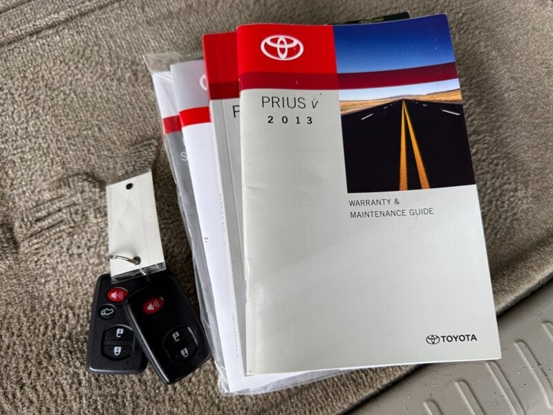 Toyota Prius v Vehicle Full-screen Gallery Image 36