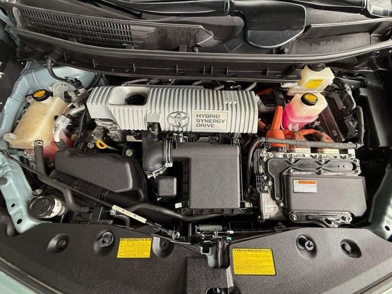 Toyota Prius v Vehicle Full-screen Gallery Image 37