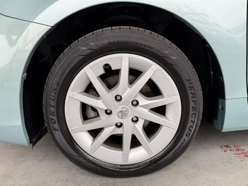 Toyota Prius v Vehicle Full-screen Gallery Image 38