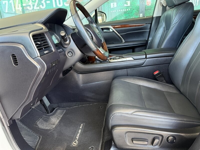 Lexus RX 350 Vehicle Full-screen Gallery Image 19
