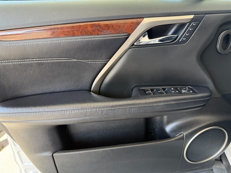 Lexus RX 350 Vehicle Full-screen Gallery Image 25