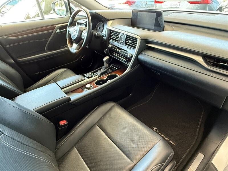 Lexus RX 350 Vehicle Full-screen Gallery Image 29