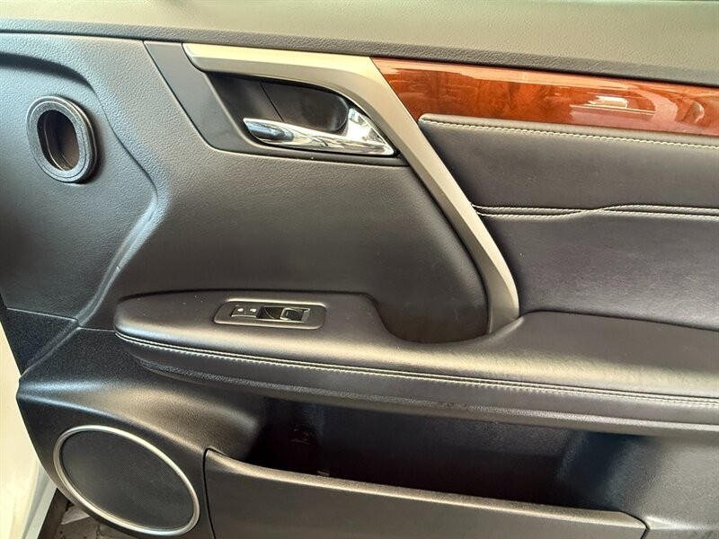 Lexus RX 350 Vehicle Full-screen Gallery Image 31