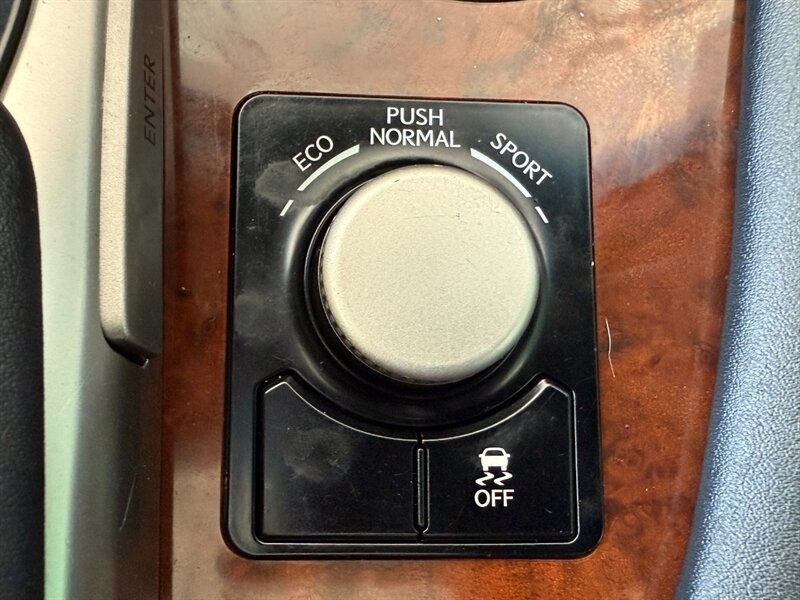 Lexus RX 350 Vehicle Full-screen Gallery Image 40