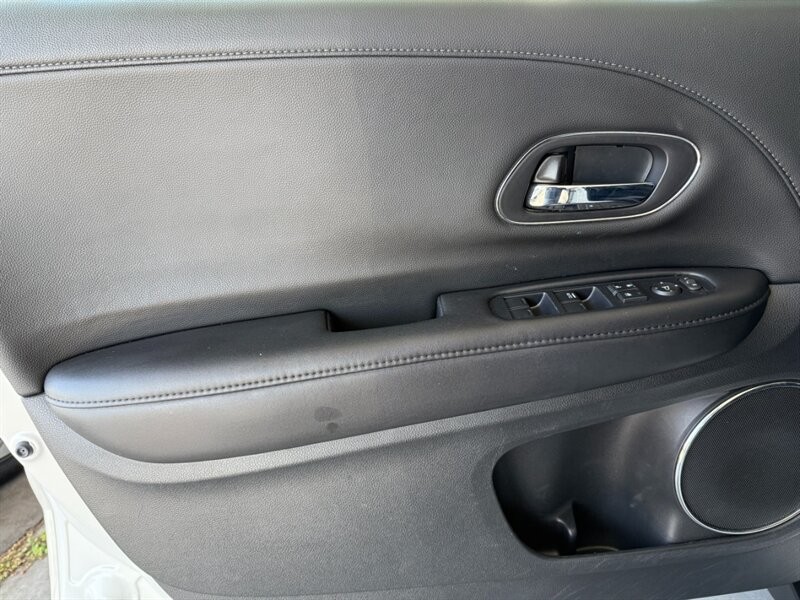 Honda HR-V Vehicle Full-screen Gallery Image 24