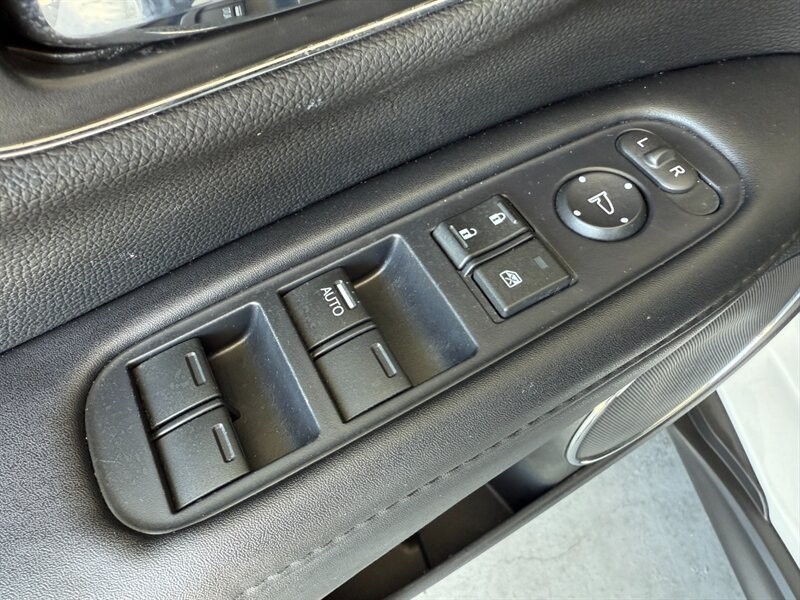 Honda HR-V Vehicle Full-screen Gallery Image 25