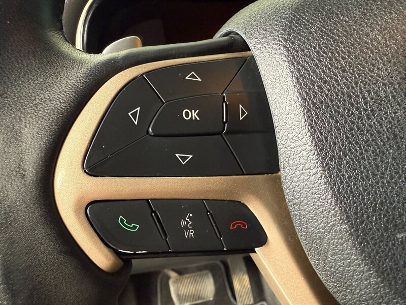 Jeep Grand Cherokee Vehicle Full-screen Gallery Image 21