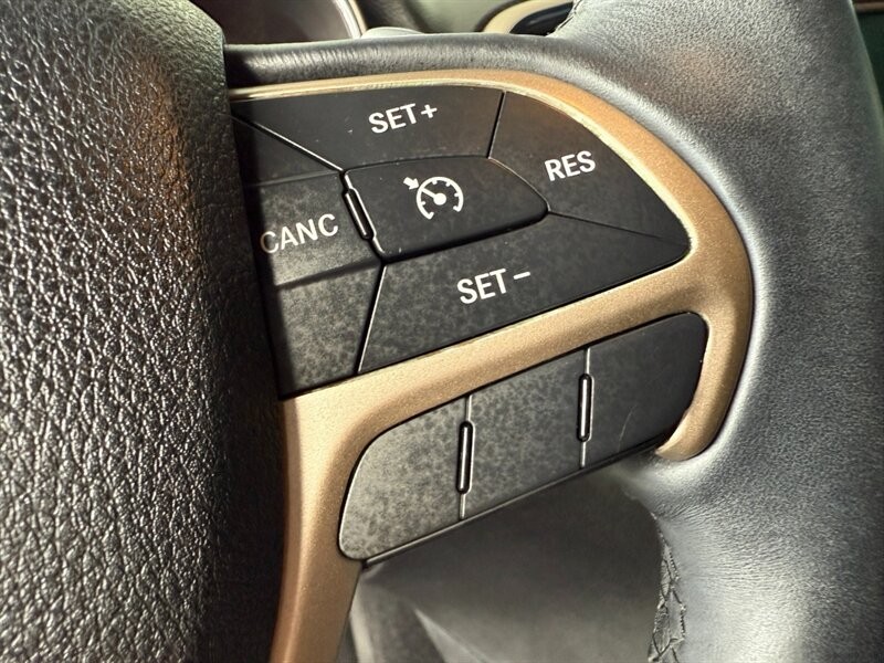 Jeep Grand Cherokee Vehicle Full-screen Gallery Image 22