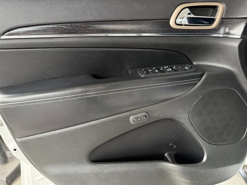 Jeep Grand Cherokee Vehicle Full-screen Gallery Image 23