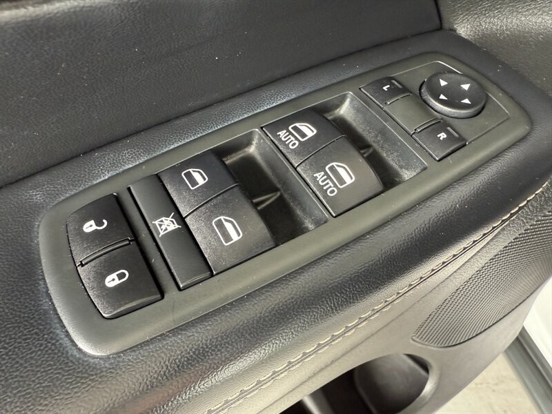 Jeep Grand Cherokee Vehicle Full-screen Gallery Image 24