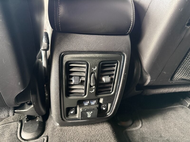 Jeep Grand Cherokee Vehicle Full-screen Gallery Image 27