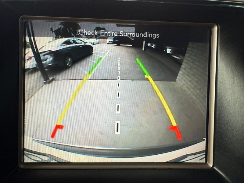 Jeep Grand Cherokee Vehicle Full-screen Gallery Image 34