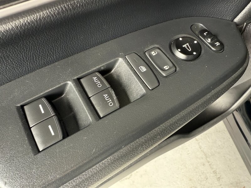 Honda CR-V Vehicle Full-screen Gallery Image 25