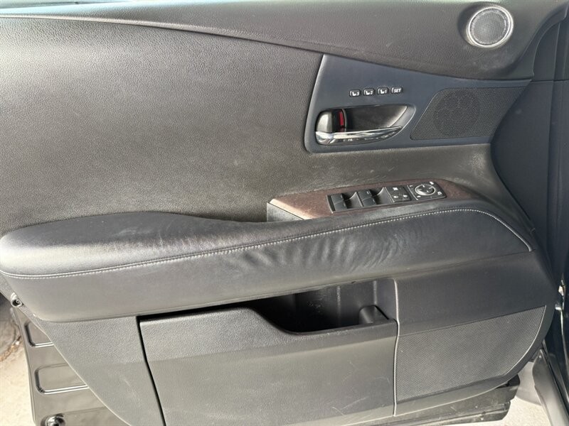 Lexus RX 350 Vehicle Full-screen Gallery Image 25