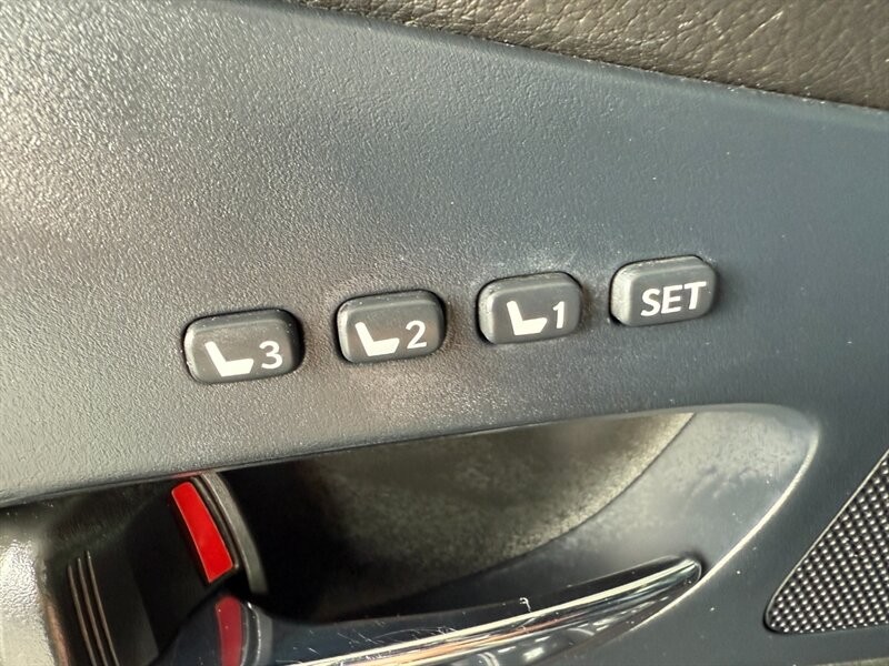 Lexus RX 350 Vehicle Full-screen Gallery Image 27