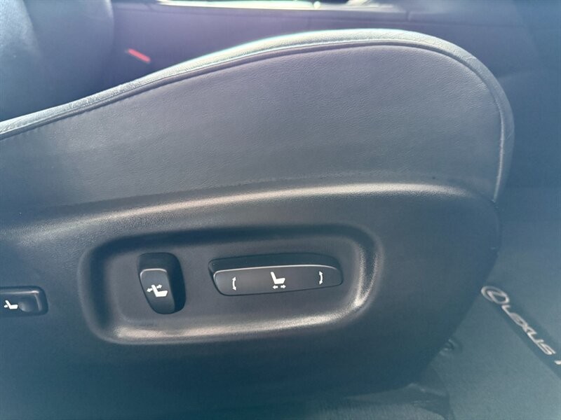 Lexus RX 350 Vehicle Full-screen Gallery Image 31