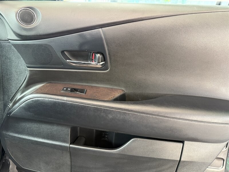 Lexus RX 350 Vehicle Full-screen Gallery Image 32