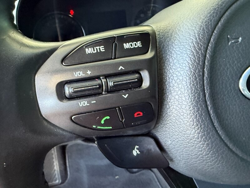 Kia Optima Vehicle Full-screen Gallery Image 21