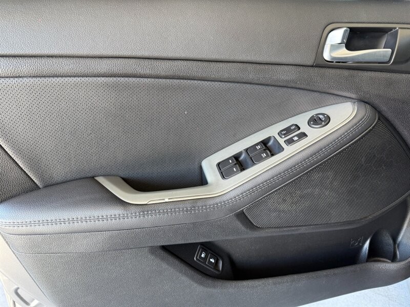 Kia Optima Vehicle Full-screen Gallery Image 23