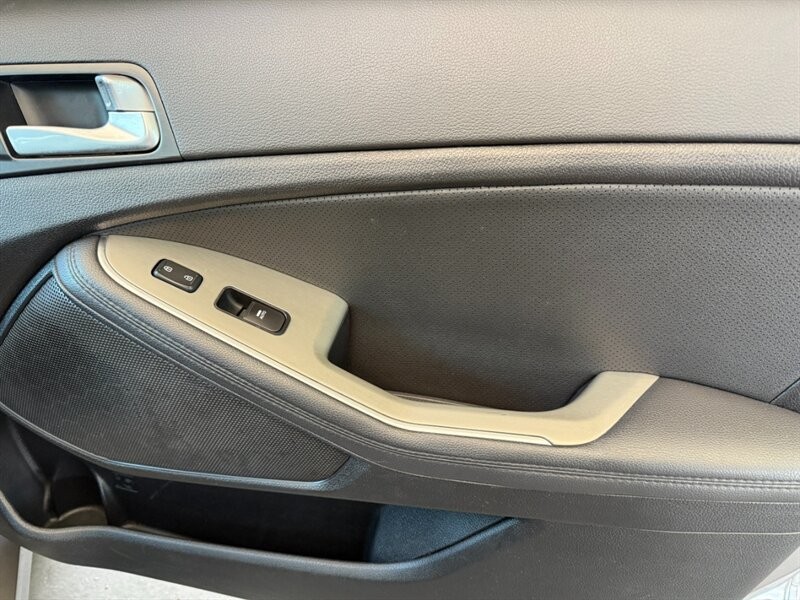 Kia Optima Vehicle Full-screen Gallery Image 28