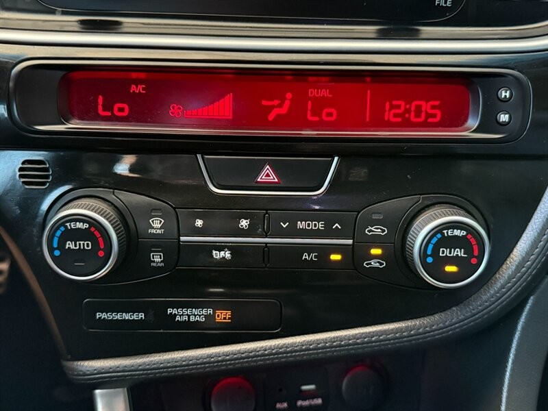 Kia Optima Vehicle Full-screen Gallery Image 32