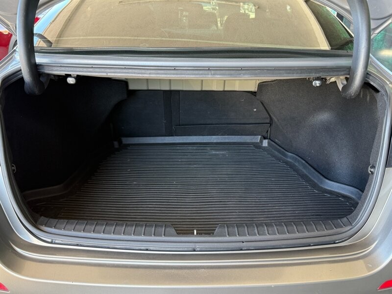 Kia Optima Vehicle Full-screen Gallery Image 35