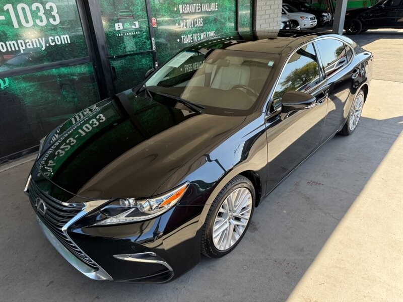 Lexus ES 350 Vehicle Full-screen Gallery Image 02