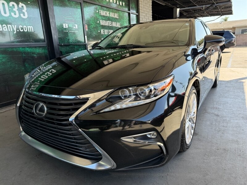 Lexus ES 350 Vehicle Full-screen Gallery Image 03