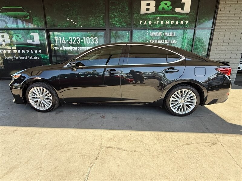 Lexus ES 350 Vehicle Full-screen Gallery Image 04