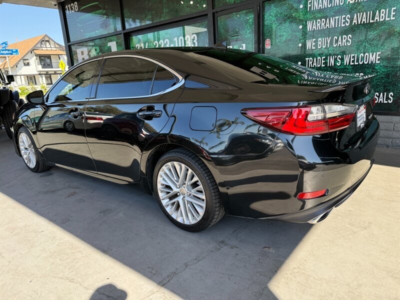 Lexus ES 350 Vehicle Full-screen Gallery Image 06