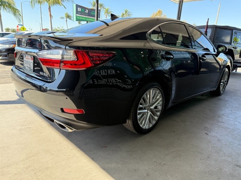 Lexus ES 350 Vehicle Full-screen Gallery Image 10