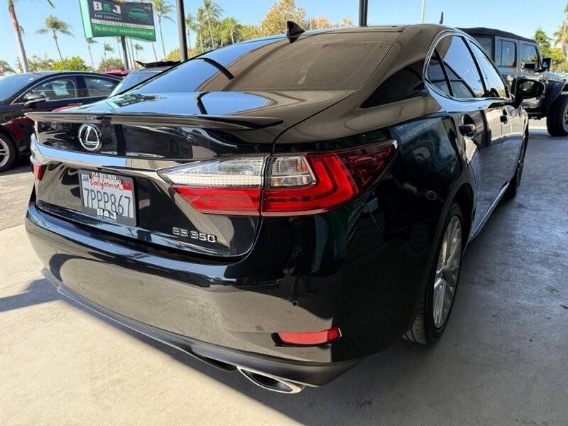 Lexus ES 350 Vehicle Full-screen Gallery Image 11