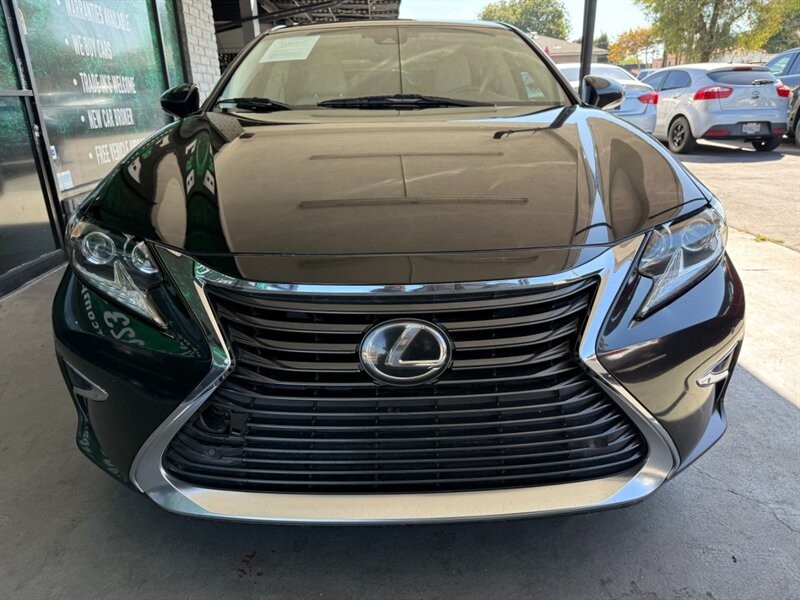 Lexus ES 350 Vehicle Full-screen Gallery Image 12