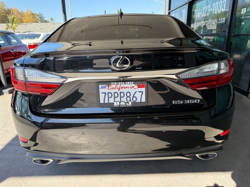 Lexus ES 350 Vehicle Full-screen Gallery Image 13