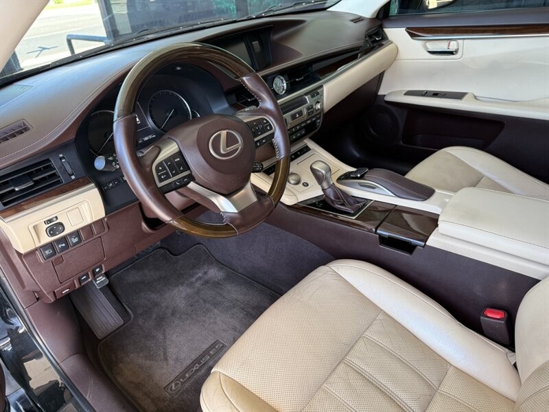 Lexus ES 350 Vehicle Full-screen Gallery Image 15