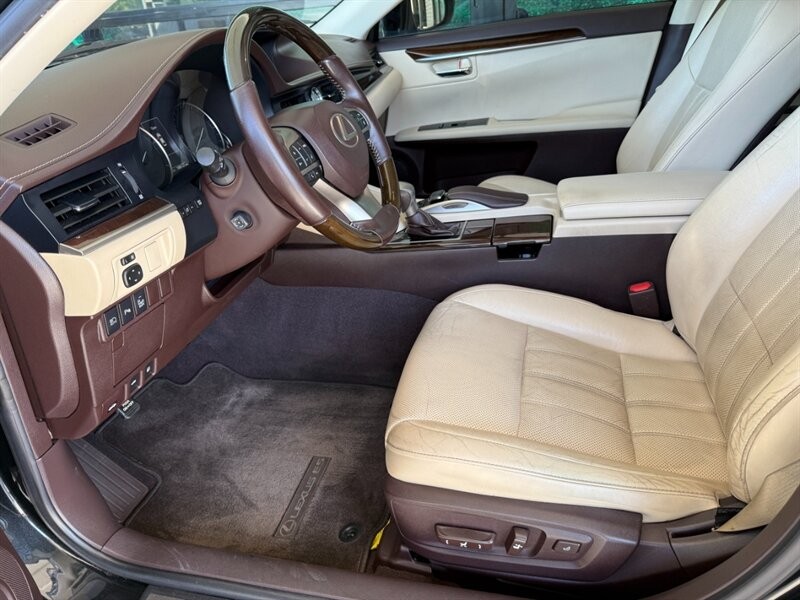 Lexus ES 350 Vehicle Full-screen Gallery Image 16