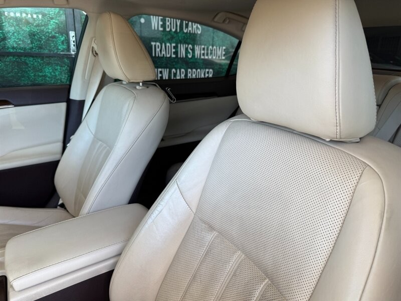 Lexus ES 350 Vehicle Full-screen Gallery Image 17