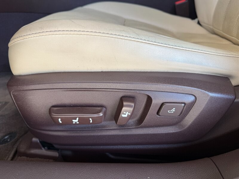 Lexus ES 350 Vehicle Full-screen Gallery Image 18