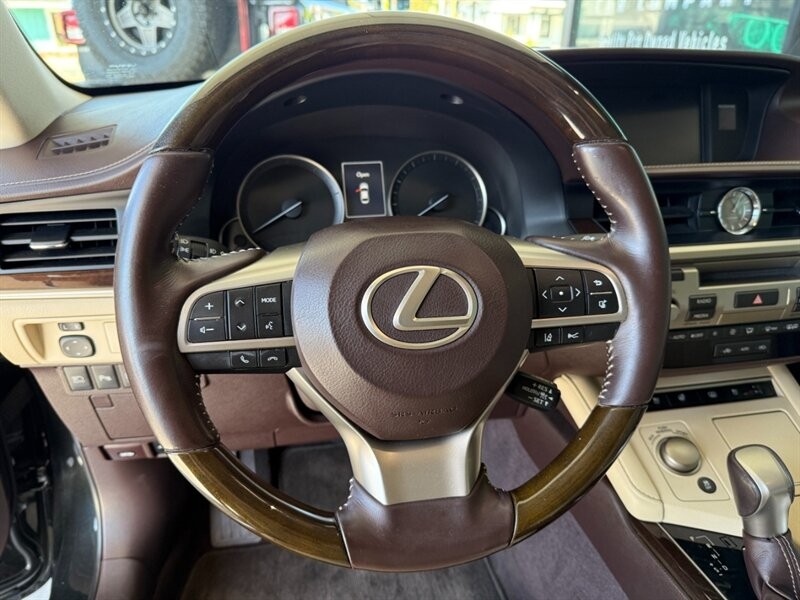 Lexus ES 350 Vehicle Full-screen Gallery Image 19