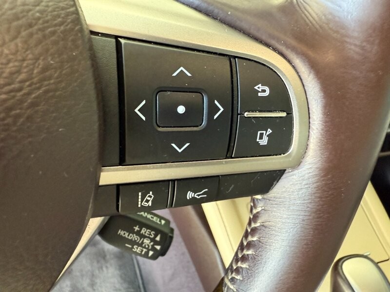 Lexus ES 350 Vehicle Full-screen Gallery Image 21