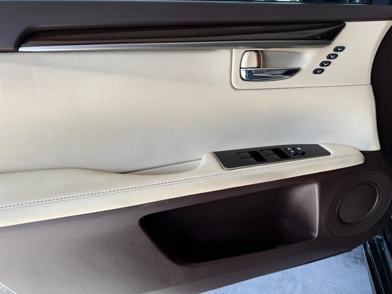 Lexus ES 350 Vehicle Full-screen Gallery Image 22